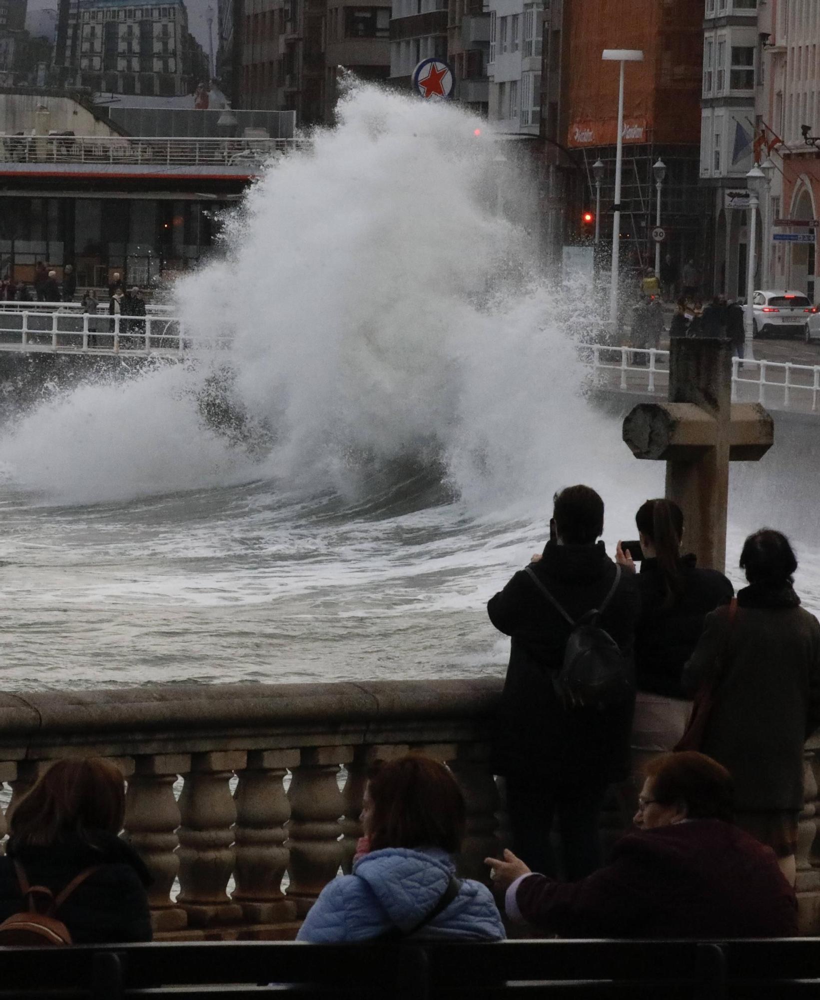 El oleaje vuelve a azotar la costa de Gijón y la Policía precinta parte del Muro (en imágenes)