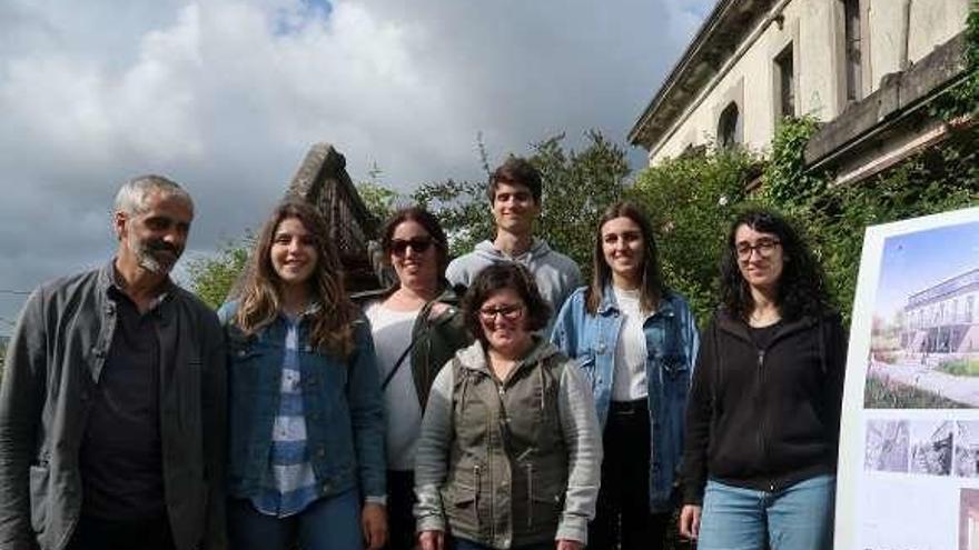 Pedro Pereira con varios jóvenes de la localidad. // D. P.