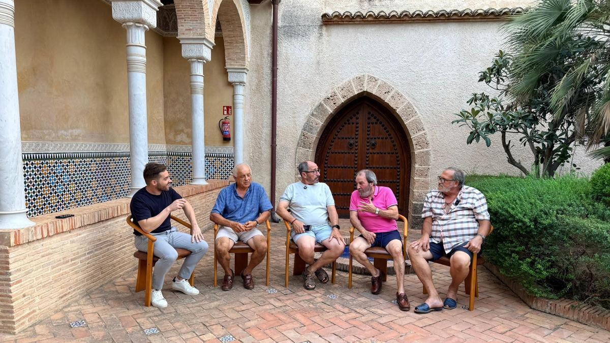 El alcalde de Anna se reúne con cuatro pioneros para recuperar la memoria de los inicios de los Moros y Cristianos