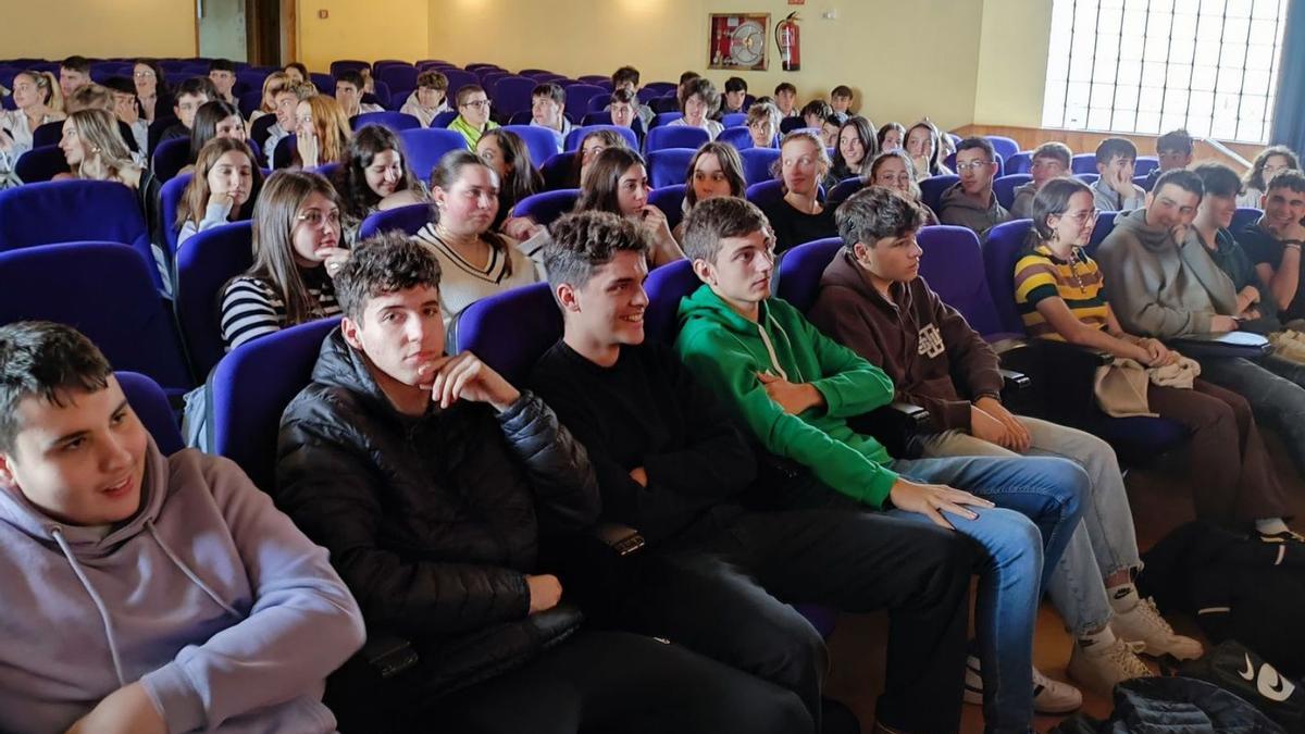 Alumnos de Navia y Vegadeo, en una de las actividades organizadas por el Foro Comunicación y Escuela. | T. C.