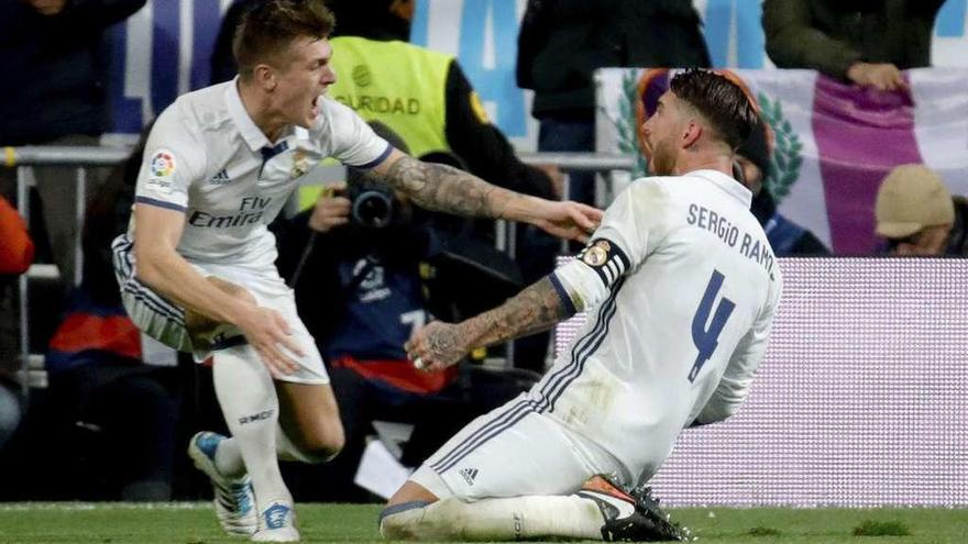 Sergio Ramos celebra con el alemán Toni Kross, su asistente en la jugada, el gol que dio el triunfo al Real Madrid sobre el Deportivo. // Efe