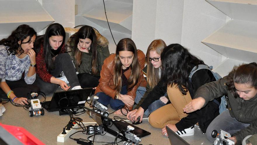 Alumnas en un taller de robótica en la Escuela de Telecomunicación en la edición de 2017. // Duvi