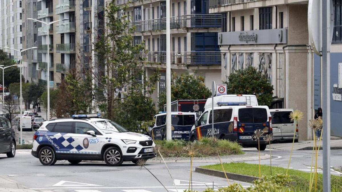Vehículos policiales en el barrio de Santa Marta, en Santiago