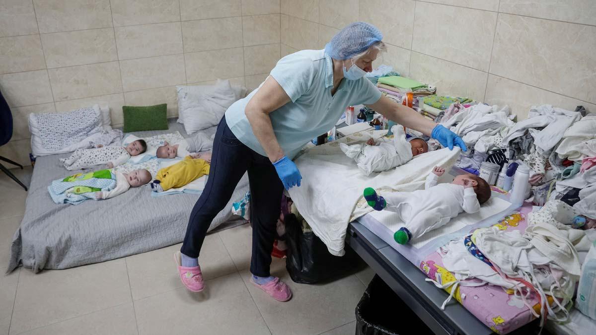 Bebés nacidos por gestación subrogada esperan a ser recogidos en un sótano de Kiev
