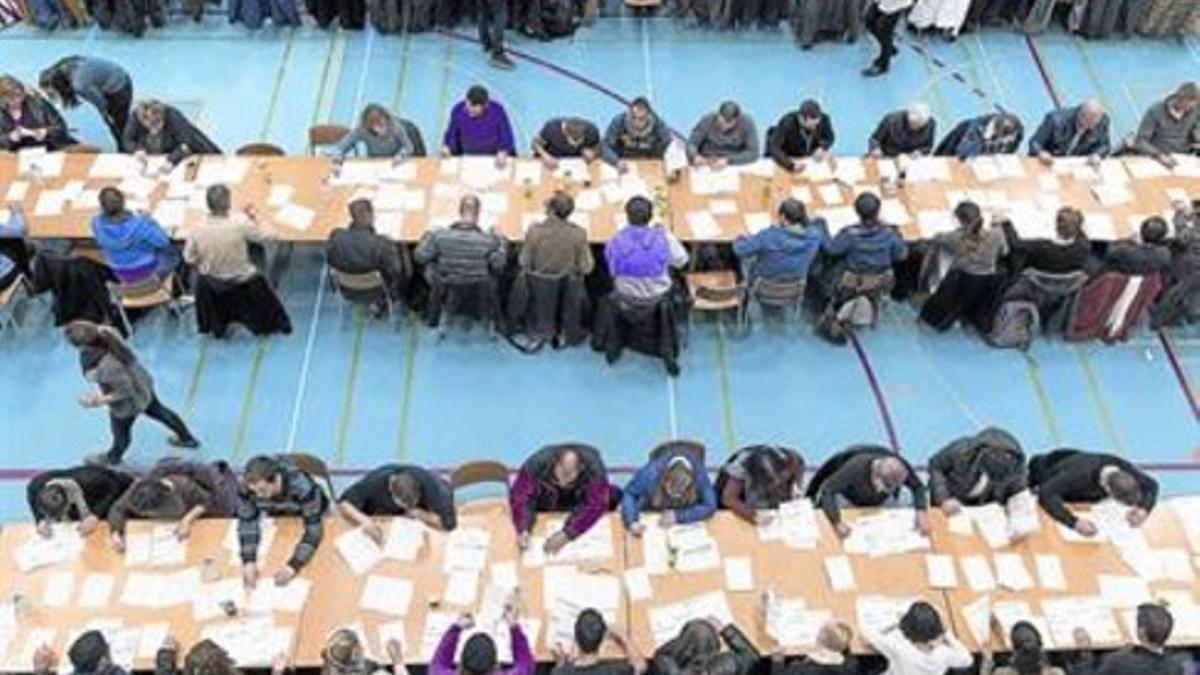 Contabilización de votos en un gimnasio de Berna.
