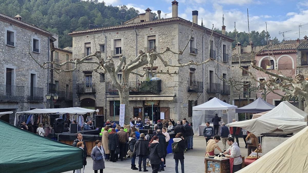 El bon temps i la dansa acompanyen la 25a Fira del Carbó de Sant Llorenç de la Muga