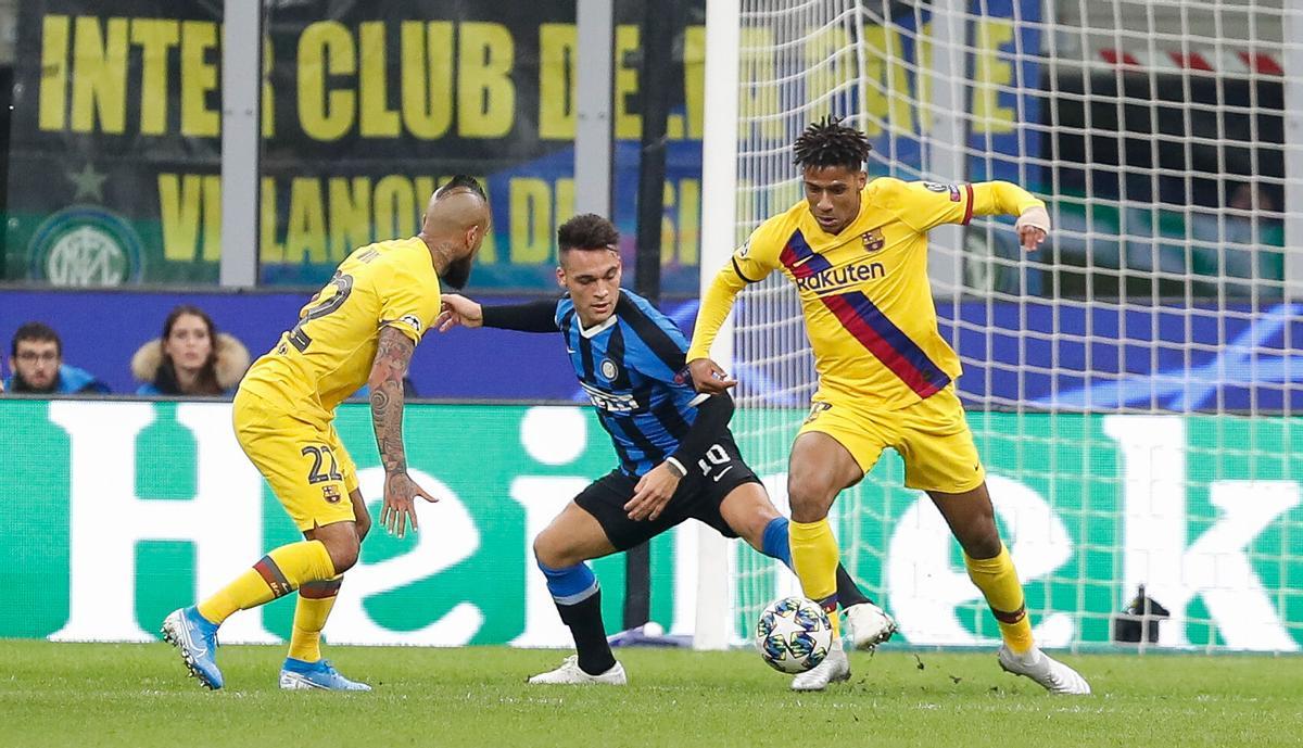 Todibo pugna con Lautaro Martínez en el Inter-Barça de la Champions 2019-20.