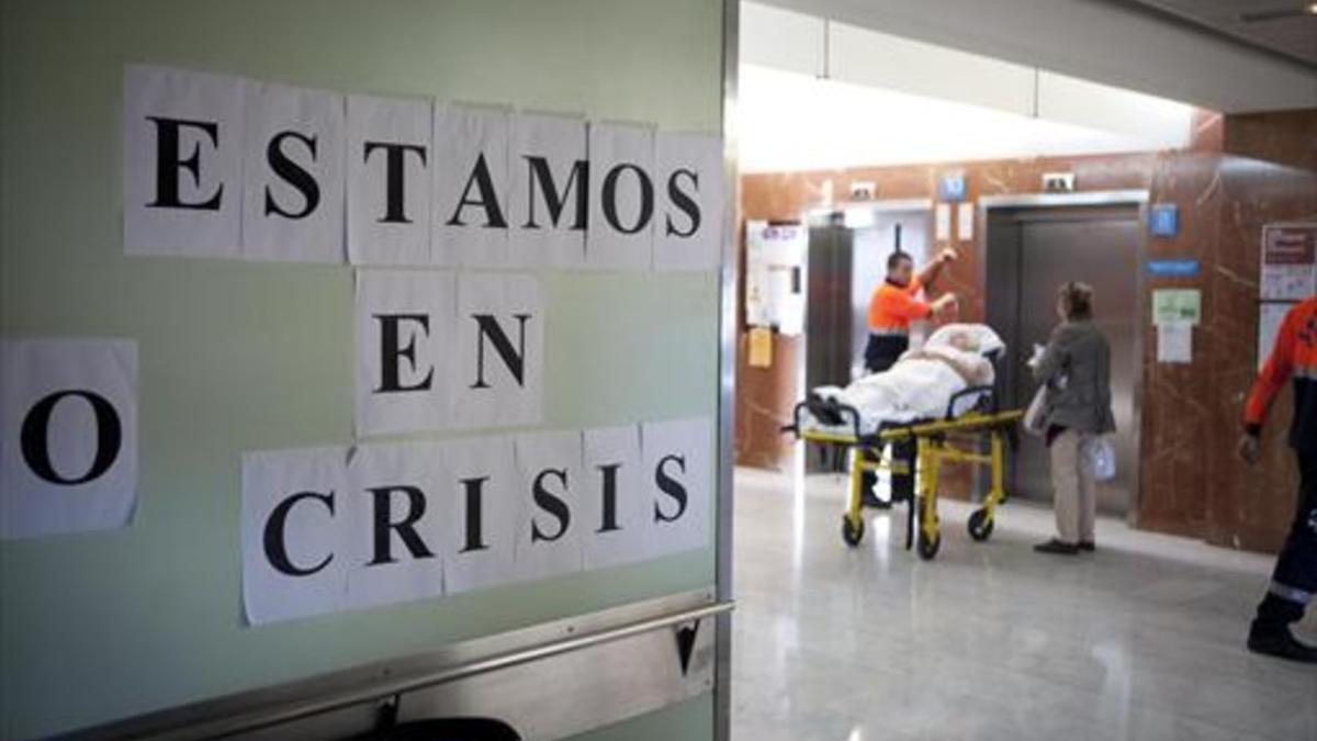 Reivindicación 8Cartel de protesta contra los recortes en el sector sanitario, en un pasillo del Hospital Vall d'Hebron.