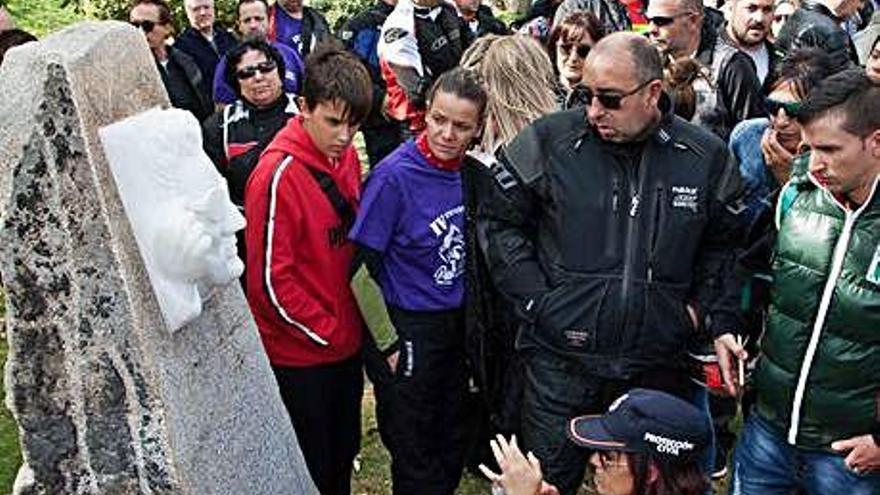 Asistentes a la inauguración del monolito en la Ciudad Deportiva.