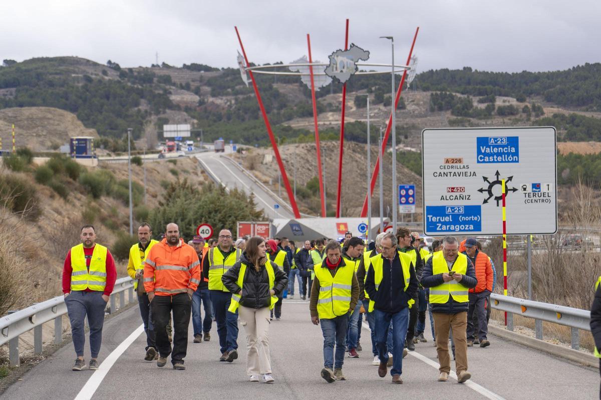 Agricultores cortan el acceso a la autovía Mudéjar a la altura de Teruel.