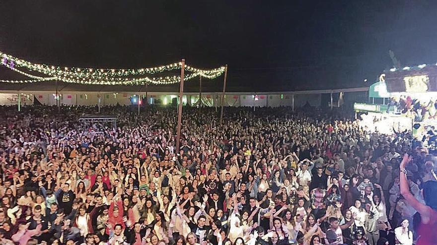 Aspecto del recinto festivo de Colloto durante la noche del viernes.