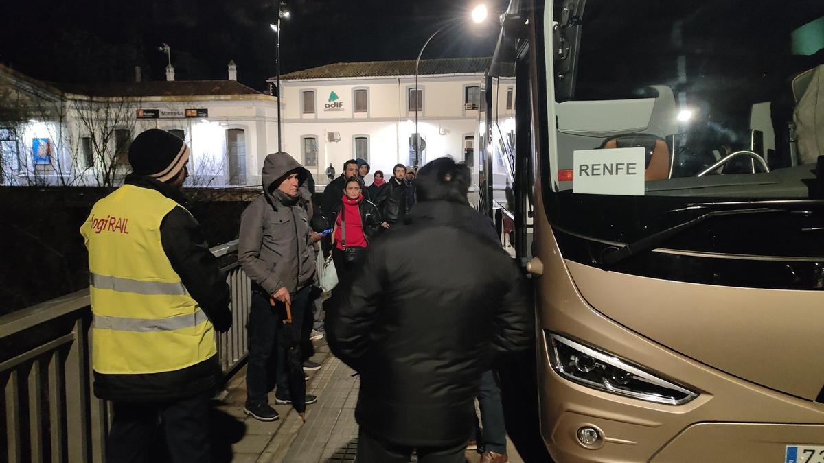 Usuaris pujant als busos del servei alternatiu aquest dilluns a Manresa