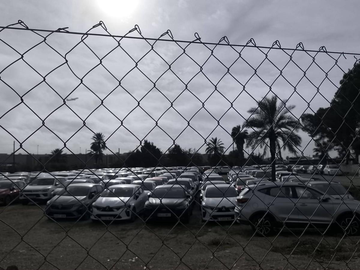 Coches estacionados en el parking del restaurante.