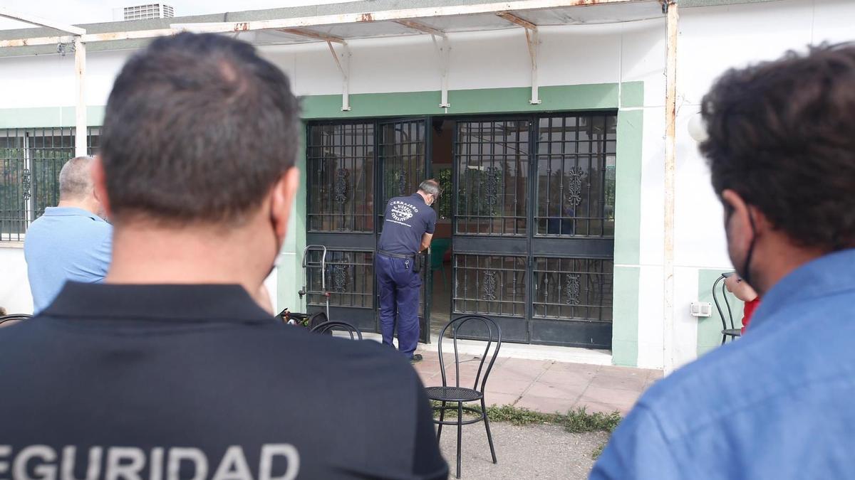 Instante del cambio de cerradura en el bar de la Ciudad Deportiva, el pasado junio.