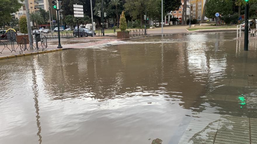 Una tubería de agua de abastecimiento se rompe en pleno centro de Cartagena