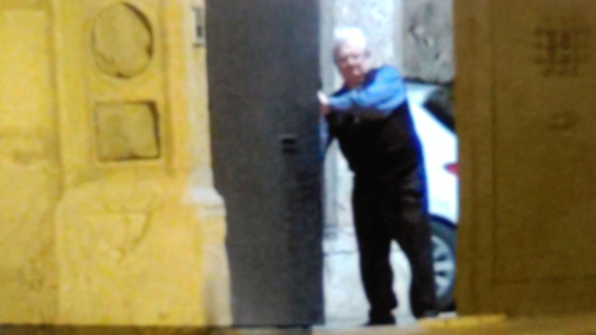 Javier Salinas abre la puerta del palacio episcopal a Sonia Valenzuela, según una foto aportada por el marido.