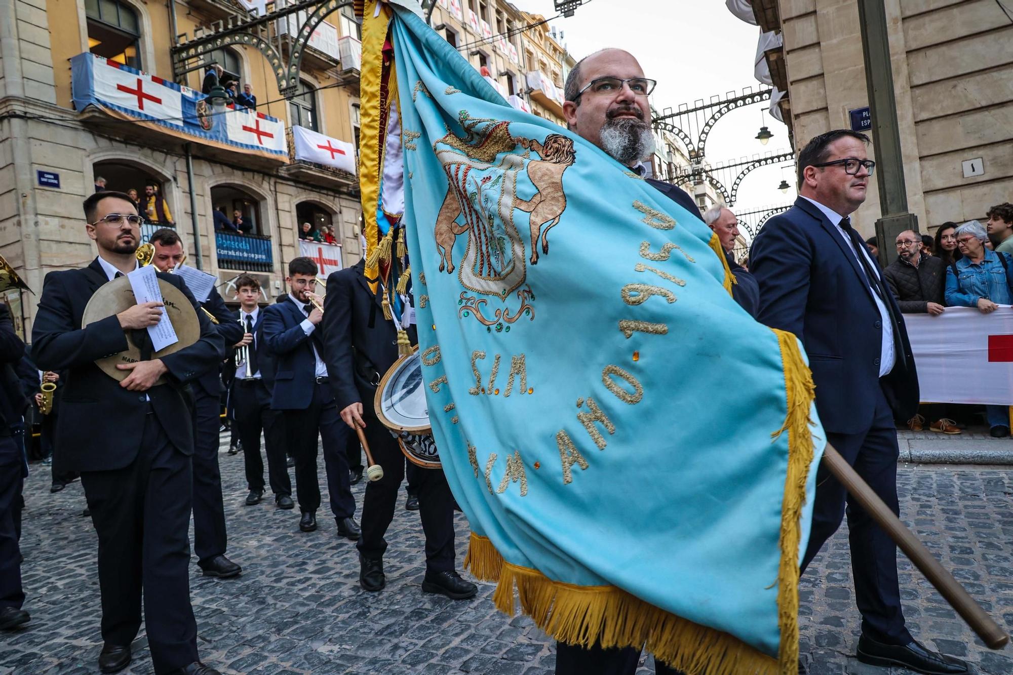 El Himno levanta el telón de la Fiesta en Alcoy