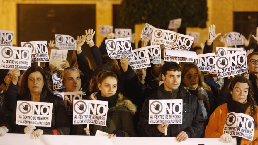 Vecinos de Llíria en una manifestación contra el centro de menores.