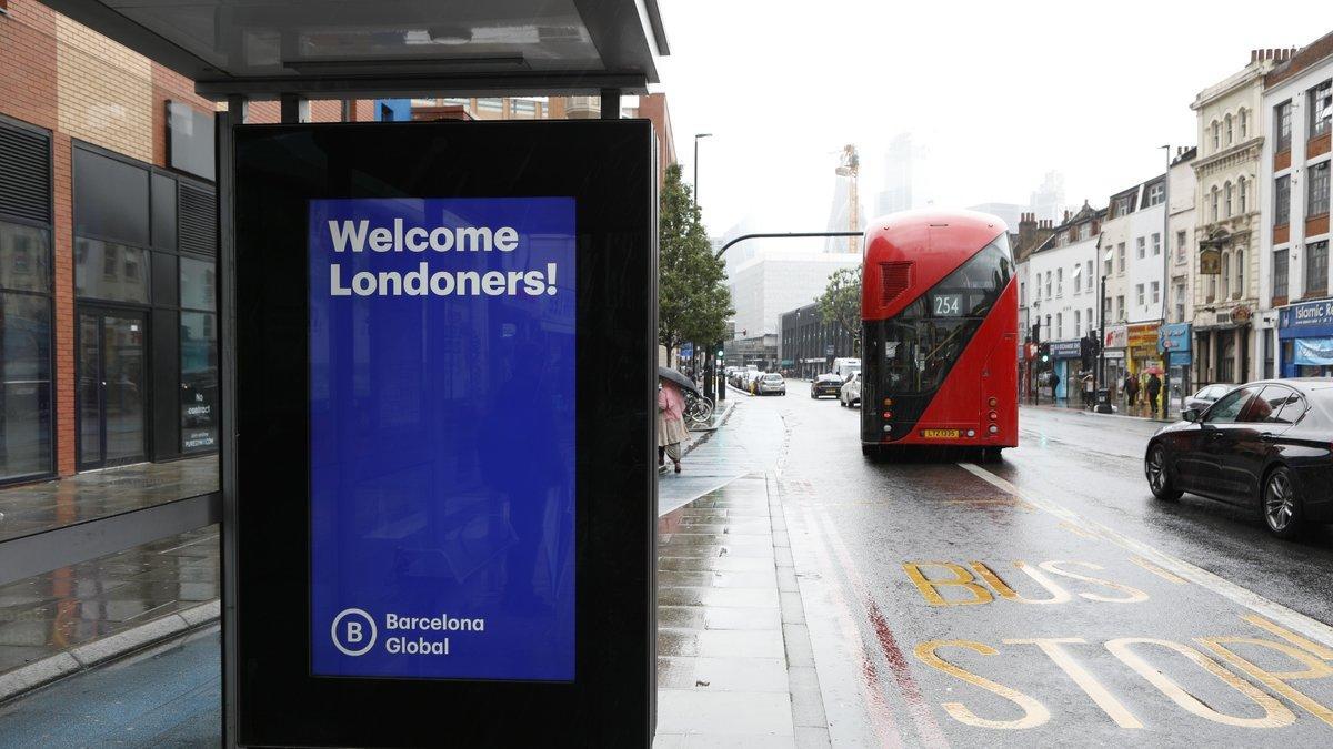 Una de las marquesinas cedidas por Clear Channel durante el 'Barcelona London Day', esta semana