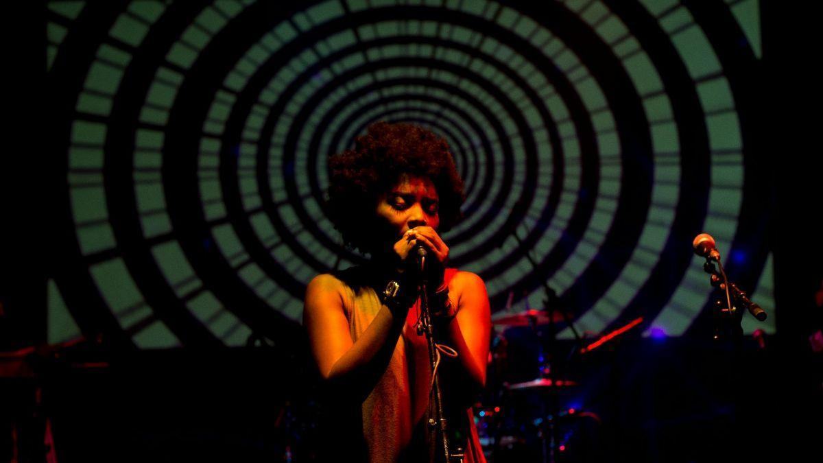 Las crisis globales no generaron mayor negatividad musical, según los datos analizados.