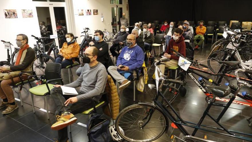 Debat sobre «Bicicleta i futur» ahir  a La  Marfà. | ANIOL RESCLOSA