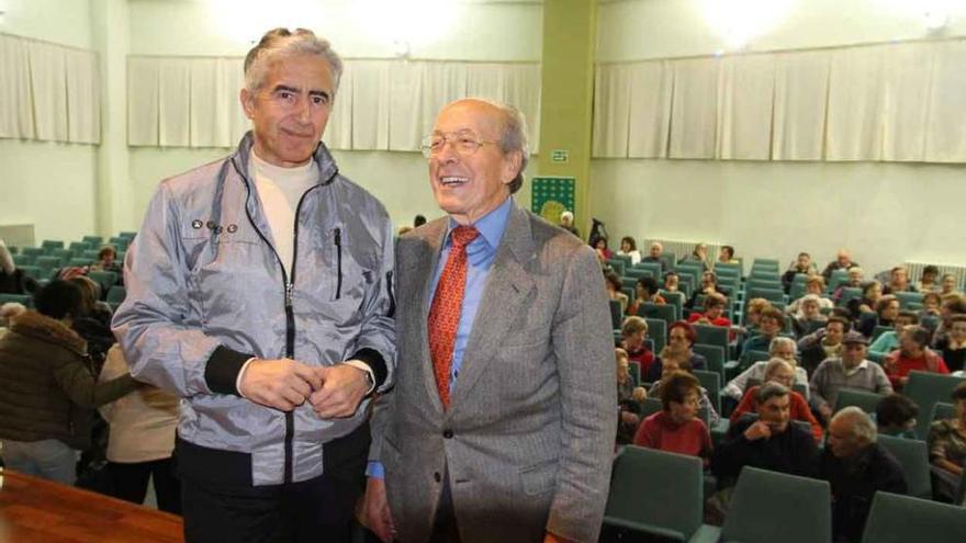 Martín de Castro Ciriano (izquierda), con el doctor Diego, ayer en el Colegio Universitario.