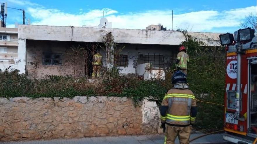 Sofocan un incendio en una casa abandonada en Ibiza