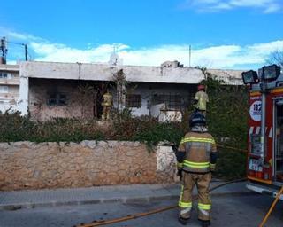 Sofocan un incendio en una casa abandonada en Ibiza