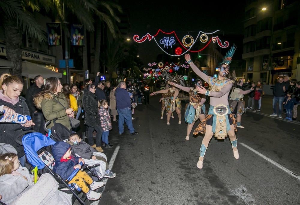 Los carteros reales recogen las misivas de los niños en Alicante