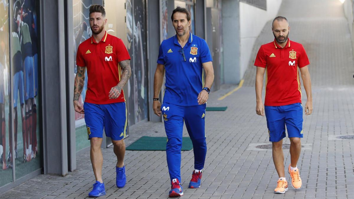 Sergio Ramos, Julen Lopetegui y Andrés Iniesta durante una concentración de la selección española