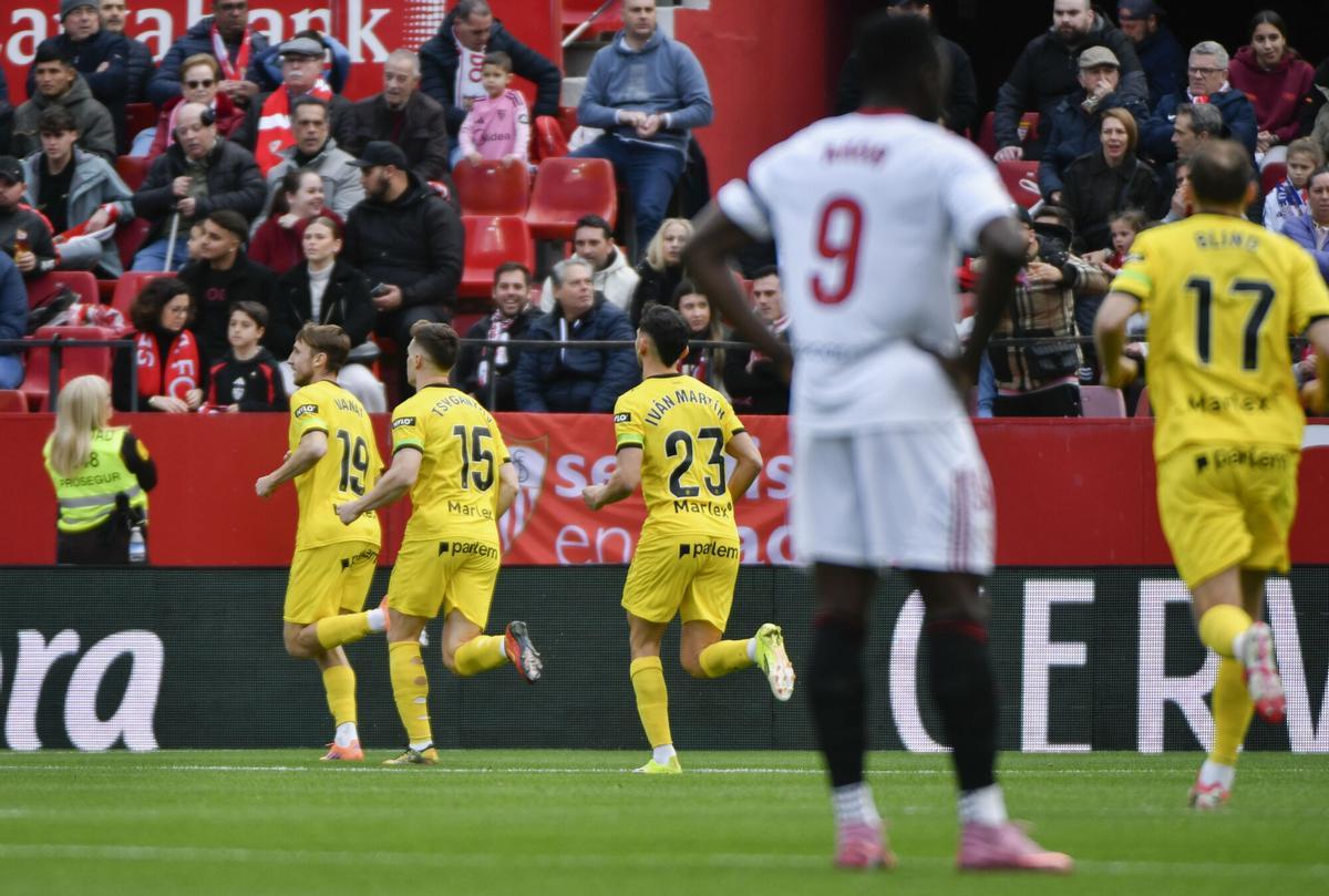 Los jugadores del Girona celebran el gol marcado por su compañero Thomas Lemar ante el Sevilla durante el partido de Liga que el Sevilla y el Girona disputan en el estadio Ramón Sánchez Pizjuán de Sevilla. EFE/ Raul Caro. (Sevilla) (Girona)