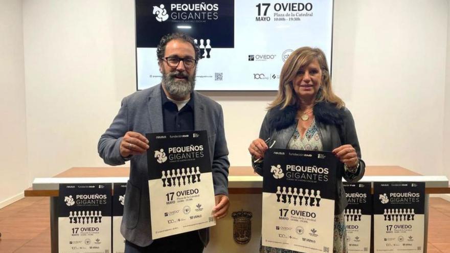 Nicolás González y Conchita Méndez, ayer, en el Ayuntamiento. | LNE