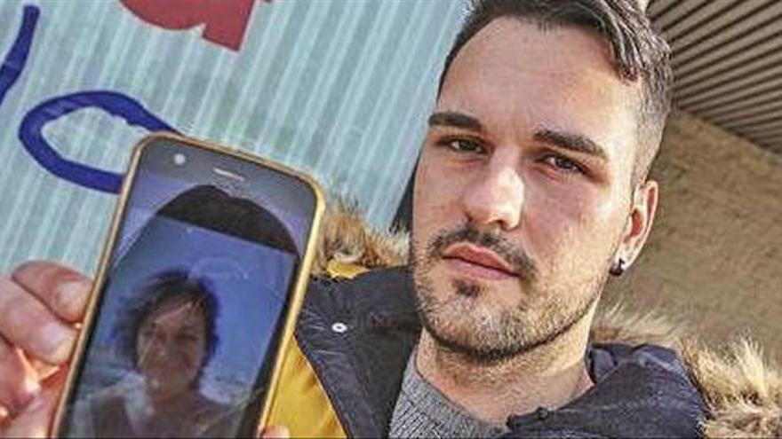 Aarón Berenguer, hijo de Nuria Escalante, muestra una foto de su madre.