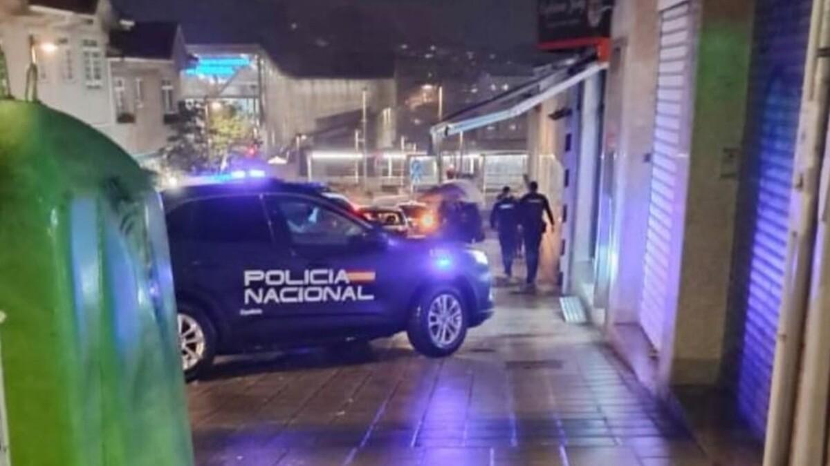 Momento de la llegada de las patrullas de la Policía Nacional este lunes al Concepción Arenal