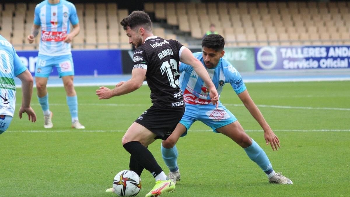 El celeste Erik Aguado presiona a un jugador del Xerez.