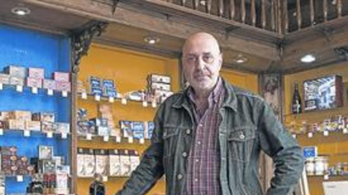 Jordi Cervera, en el interior de su coqueta tienda de aperitivos.