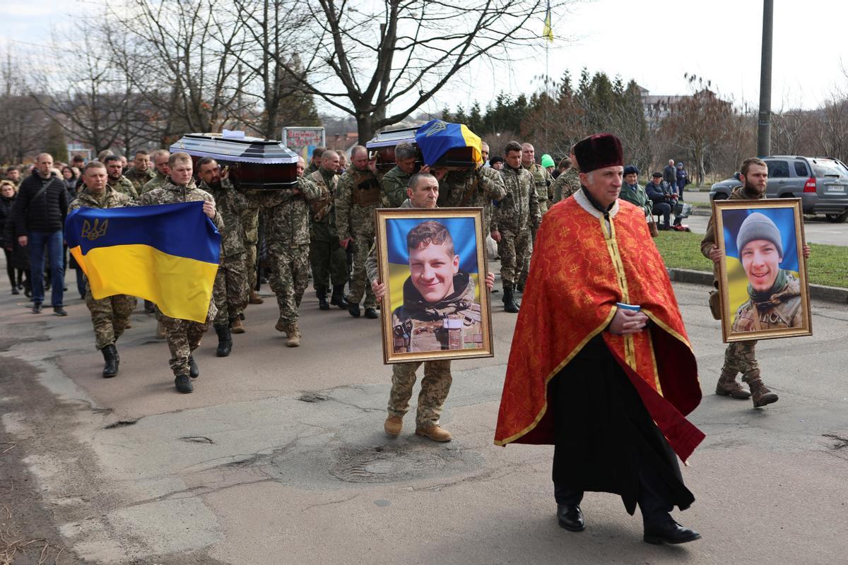 Vecinos de Kalush asisten al funeral de los hermanos Roman y Leonid Butusin, en medio de la invasión rusa de Ucrania.