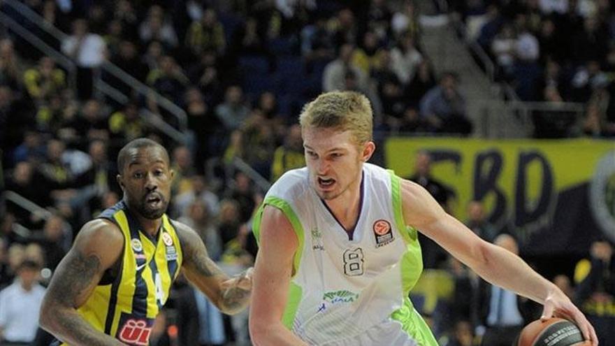 Domas Sabonis penetra ante Bo McCalebb en el encuentro del jueves con el Fenerbahce.