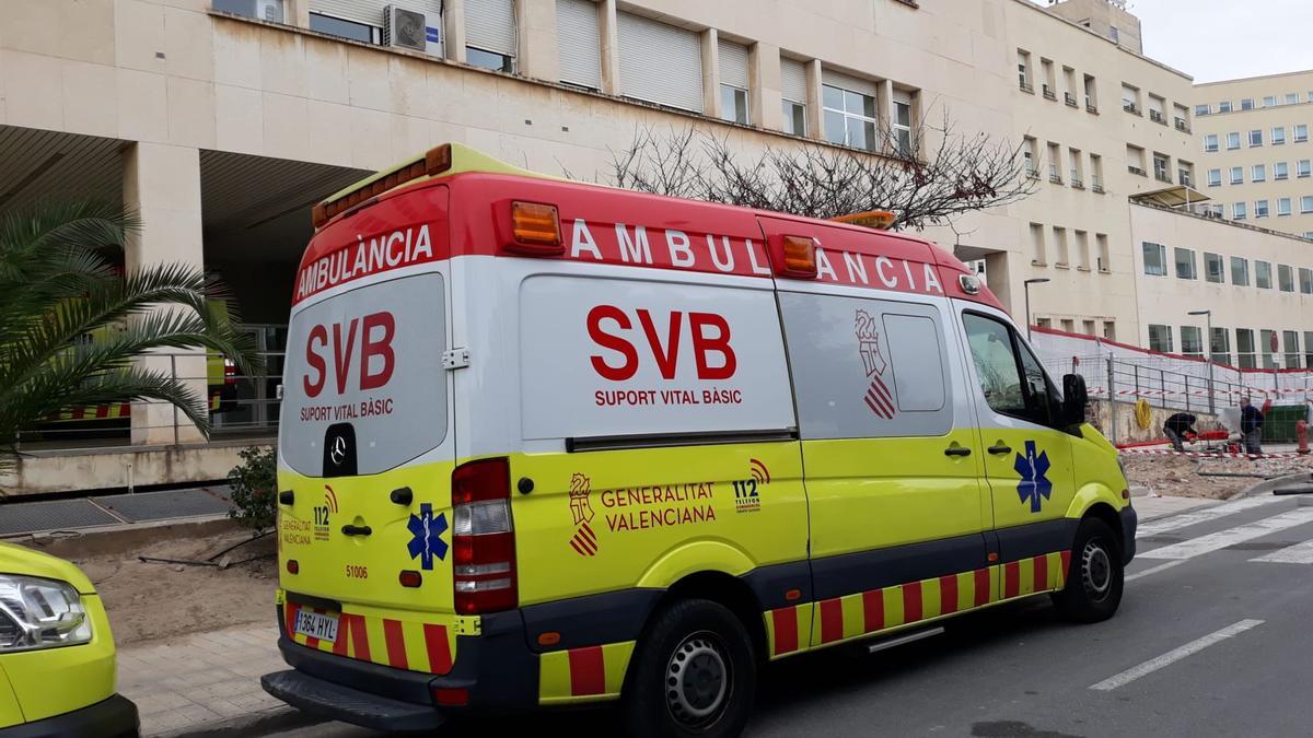 Archivo - Imagen de archivo de una ambulancia de Soporte Vital Básico (SVB).