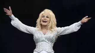 Quién fue Dolly Parton, el icono del country que ha muerto a los 80 años