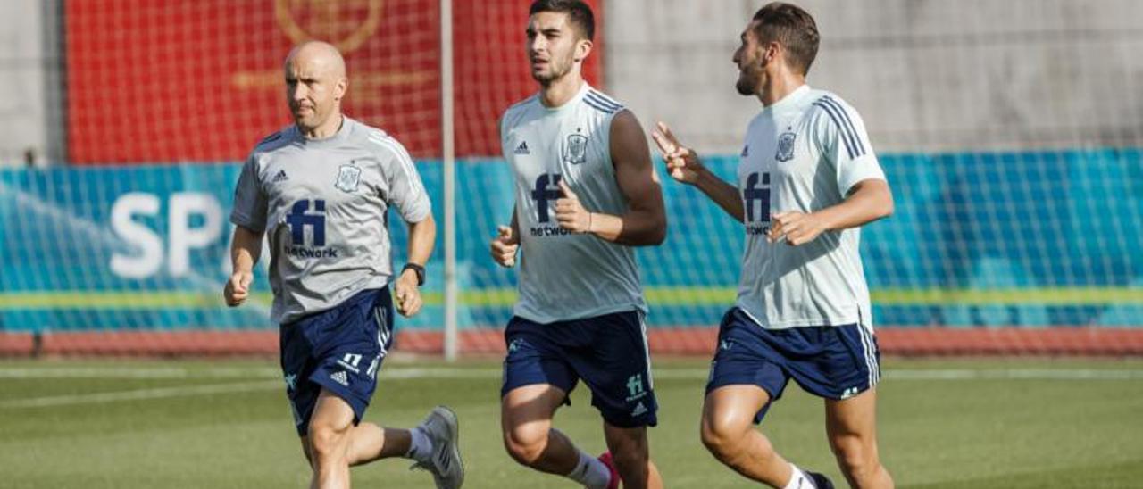 Lorenzo del Pozo, a la izquierda, con Ferrán Torres y Koke durante un entrenamiento de la selección. | RFEF