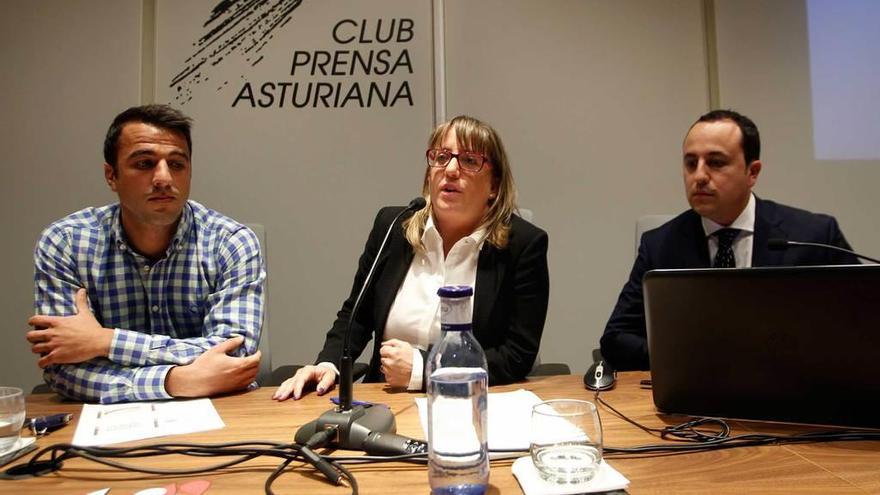 Por la izquierda, Alberto Fernández, Bárbara Bayón y Andrés Coca, ayer, en el Club Prensa Asturiana.