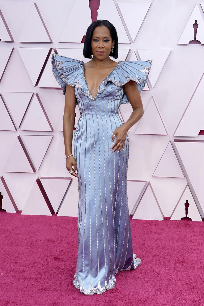 Regina King con look personalizado de Louis Vuitton en los Premios Oscar 2021