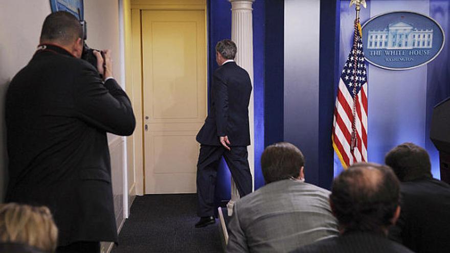 Bush surt de la sala de premsa on ahir va fer la seva darrera compareixença com a president.