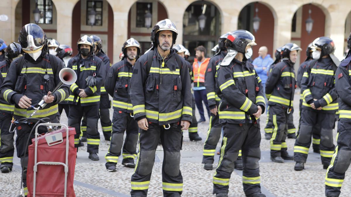 Concentración de bomberos en la plaza Mayor