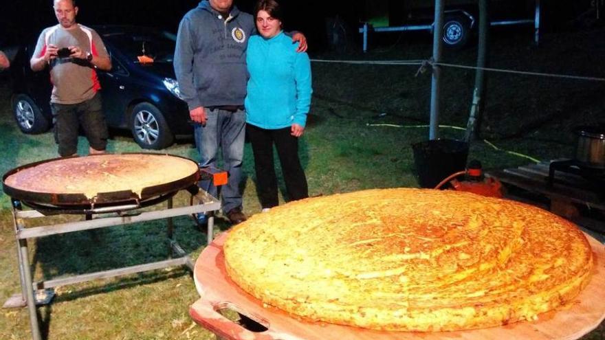 Villartorey, en Villayón, festeja San Luis con dos tortillas gigantes