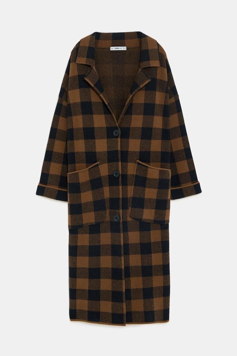 Abrigo punto cuadros de Zara (Precio: 49,95 euros)