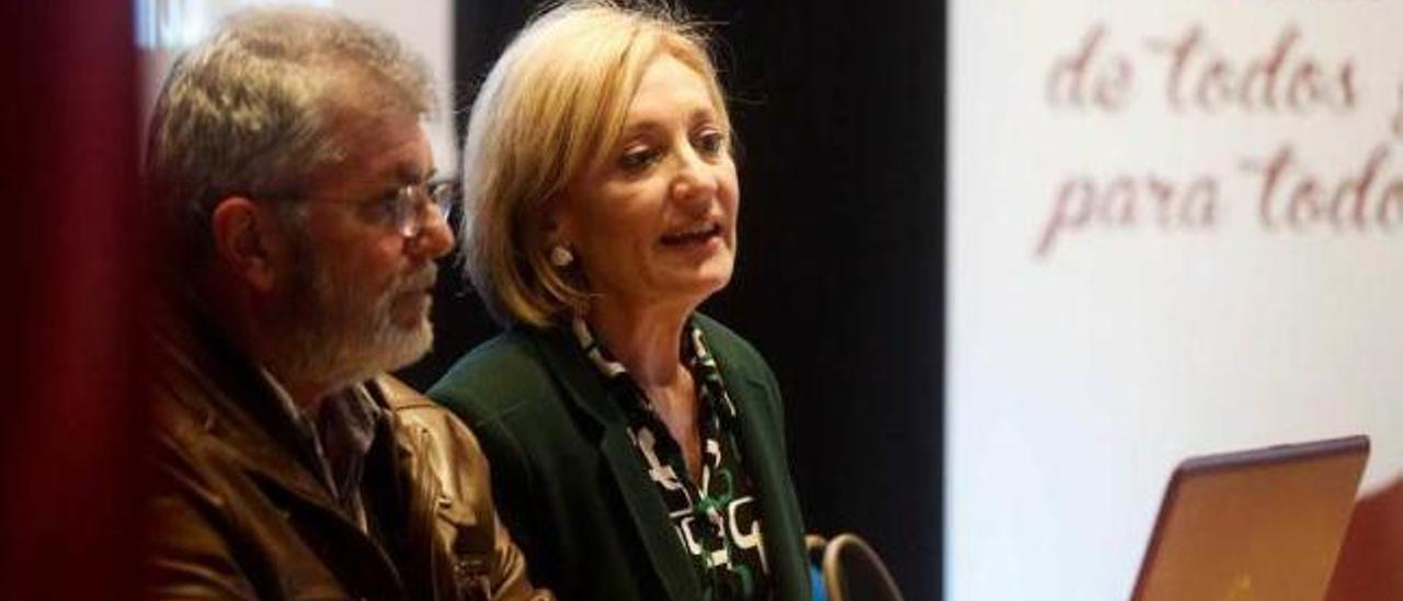 Elena Marañón, durante la charla que ofreció ayer en el colegio público de Llaranes, junto a Juan José de la Roz, miembro del Club Popular de Cultura Llaranes.