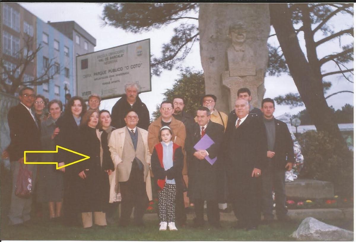 A frecha amarela sinala a Flora Carral nun acto público na vila de Negreira