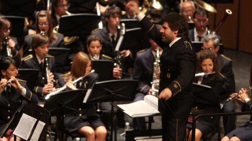 Àngel Lluís Ferrando dirigiendo a sus músicos durante el concierto de fiestas celebrado ayer.